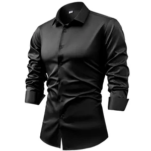 Vue détaillée d'une chemise habillée en satin noir à manches longues pour hommes pour soirées