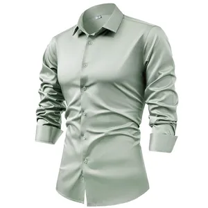 Gros-plan sur la texture satinée lisse et l'éclat d'une chemise habillée vert sauge
