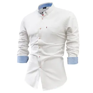 Vista dettagliata della camicia in lino di cotone bianco con polsini in denim blu.