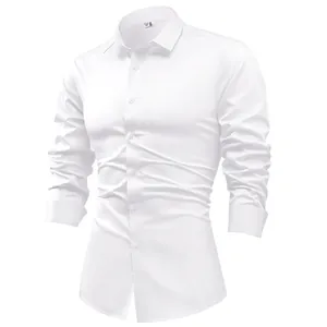 Vue détaillée d'une chemise de ville à manches longues en satin blanc pour tenue d'affaires
