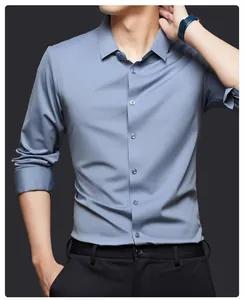 Détail d'une chemise habillée bleu clair pour hommes en tissu lisse et extensible.