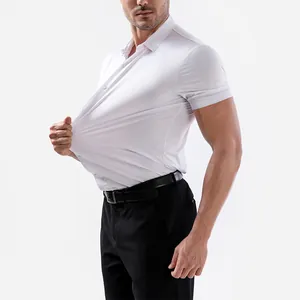 Dettaglio dell'elevata elasticità della camicia bianca senza cuciture da uomo ufficio