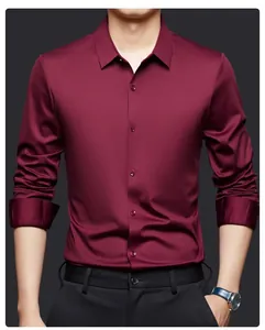 Vue de face d'une chemise bordeaux à manches longues avec un tombé soyeux extensible.
