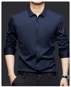 Gros plan d'une chemise homme bleu marine à manches longues