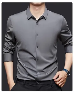 Vue détaillée d'une chemise stretch grise pour homme avec un drapé soyeux et tissu infroissable