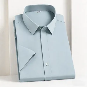 Chemise d'affaires à manches courtes pour homme en fibre de bambou bleu clair pliée