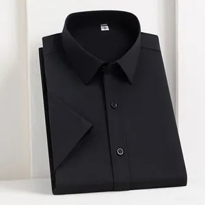 Chemise noire à manches courtes pour hommes en fibre de bambou, pliée avec soin.