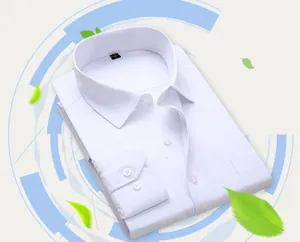 Vue détaillée d'une chemise blanche à manches longues pour hommes, pliée avec boutons