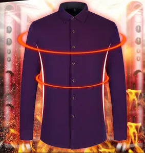 Gros plan montrant la doublure polaire thermique et le tissu violet de la chemise