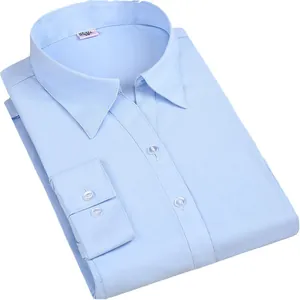 Camisa profesional de manga larga azul claro de corte entallado, doblada sobre blanco