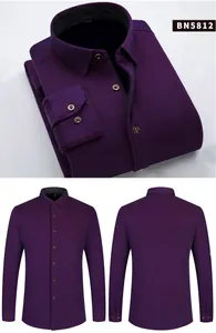 Vue détaillée d'une chemise violette pour homme doublée polaire avec coupe complète