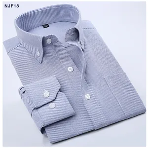 Vista dettagliata di una camicia Oxford a righe blu e bianche piegata con cura per uomo