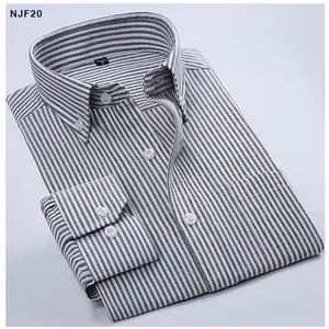 Dettaglio camicia Oxford da uomo a righe grigie a maniche lunghe con colletto button-down