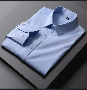 Détail d'une chemise de bureau en coton bleu clair à manches longues soigneusement pliée