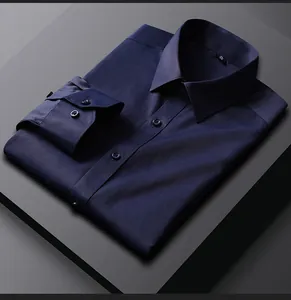 Vue détaillée d'une chemise habillée à manches longues bleu marine pliée pour hommes