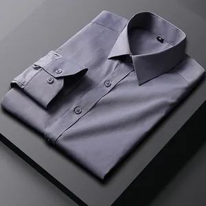 Chemise professionnelle grise et respirante pour hommes, soigneusement pliée en studio