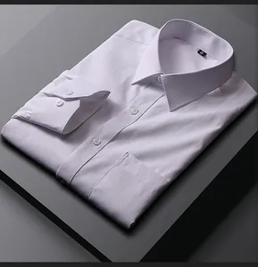 Vue détaillée d'une chemise business blanche à manches longues pliée pour hommes