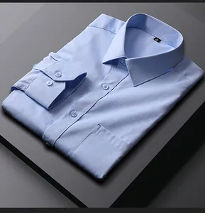 Vue détaillée d'une chemise habillée à manches longues bleu clair en tissu de sergé