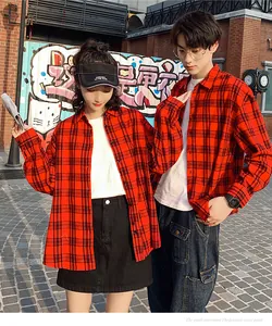 Rote und schwarze Flanellhemden für Paare in einem modischen Street-Look