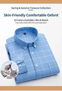 Vue détaillée d'une chemise Oxford en pur coton à carreaux bleu clair pliée sur blanc
