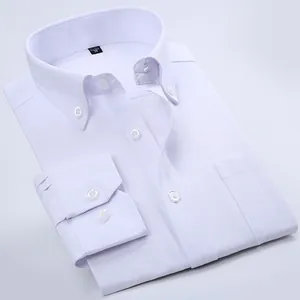 Camicia Oxford bianca a maniche lunghe da uomo con colletto button-down e tasca.