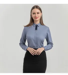 Élégante chemise bleue à manches longues pour femme avec un petit ruban noir.