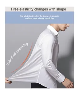 Detalle que muestra la elasticidad superior de esta camisa de negocios blanca sin plancha