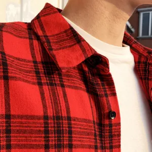 Primo piano dettagliato di camicia in flanella a quadri rossi e neri, trama spazzolata
