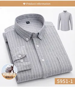 Détail rapproché d'une chemise à manches longues en coton Oxford rayé gris et blanc