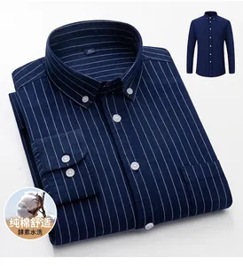 Détail d'une chemise Oxford à fines rayures bleu marine pour homme avec col boutonné