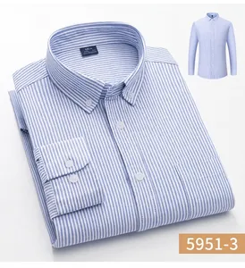 Détail d'une chemise Oxford à manches longues en pur coton à rayures bleues et blanches