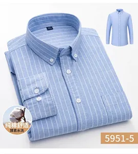 Vue détaillée d'une chemise Oxford à rayures bleues en coton avec une texture douce