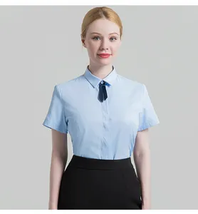 Chemisier bleu clair à manches courtes pour femme avec détail de col à ruban chic