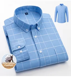 Détail d'une chemise Oxford à carreaux bleu clair avec motif de grille blanche et col