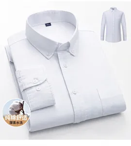 Détail d'une chemise Oxford blanche à manches longues avec col boutonné et poche poitrine