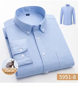 Détail d'une chemise à manches longues en coton Oxford bleu clair avec poche poitrine