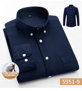 Vue détaillée d'une chemise Oxford en coton bleu marine mettant l'accent sur la texture