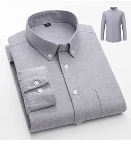 Vue détaillée d'une chemise à manches longues en coton Oxford gris avec poche