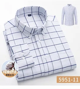 Vue détaillée d'une chemise oxford en coton à carreaux blanc et bleu avec col boutonné