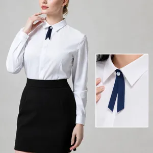 Chemise blanche ajustée pour femmes avec ruban de cou bleu marine amovible.