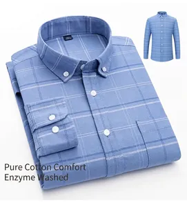 Vue détaillée d'une chemise Oxford à carreaux bleus pliée pour homme en pur coton de qualité