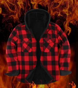 Gros plan sur la chemise à capuche à carreaux rouges et noirs avec doublure polaire chaude noire.