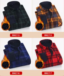 Detailansicht von vier karierten Herren-Flanellhemden mit warmem und weichem Fleece-Futter.
