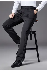 Vista detallada de pantalones de vestir negros de corte entallado para hombres en modelo
