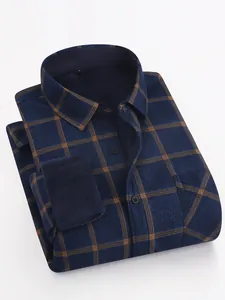 Nahaufnahme eines warmen marineblauen Flanellhemds mit weichem und dickem Fleecefutter