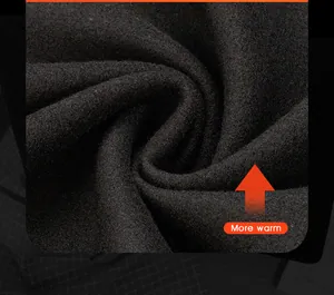 Gros plan sur la doublure en polaire noire douce et épaisse d'une chemise thermique pour homme