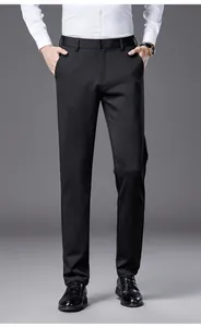 Vista completa de los pantalones de vestir negros ajustados para hombre para verano