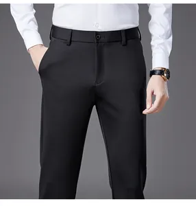 Primer plano de pantalones de vestir negros ajustados para hombre con elástico