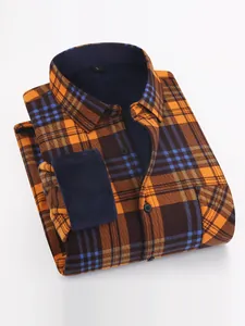 Detailansicht eines karierten Herrenhemds mit weichem Fleece-Futter für Wärme