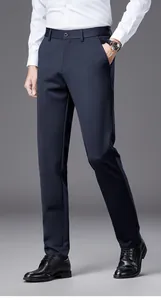 Primer plano de pantalones de vestir azul marino de corte ajustado para negocios